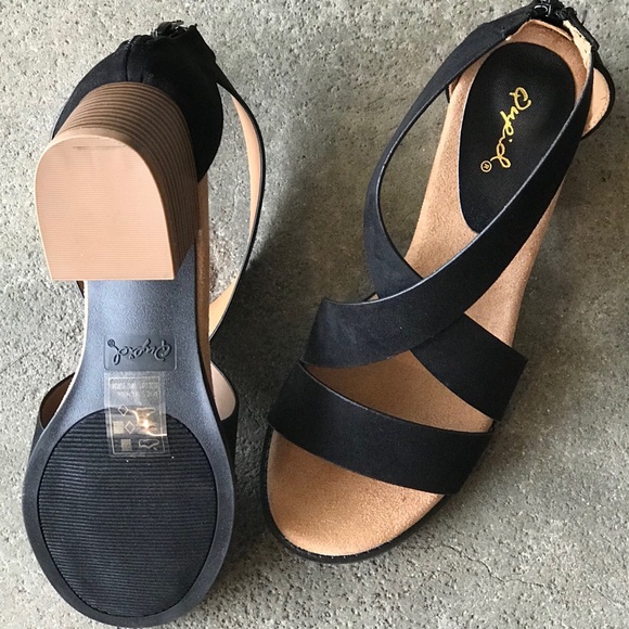 1 left! Qupid Black X-Cross Low Heel Sandal Sz 7 - Picture 6 of 8